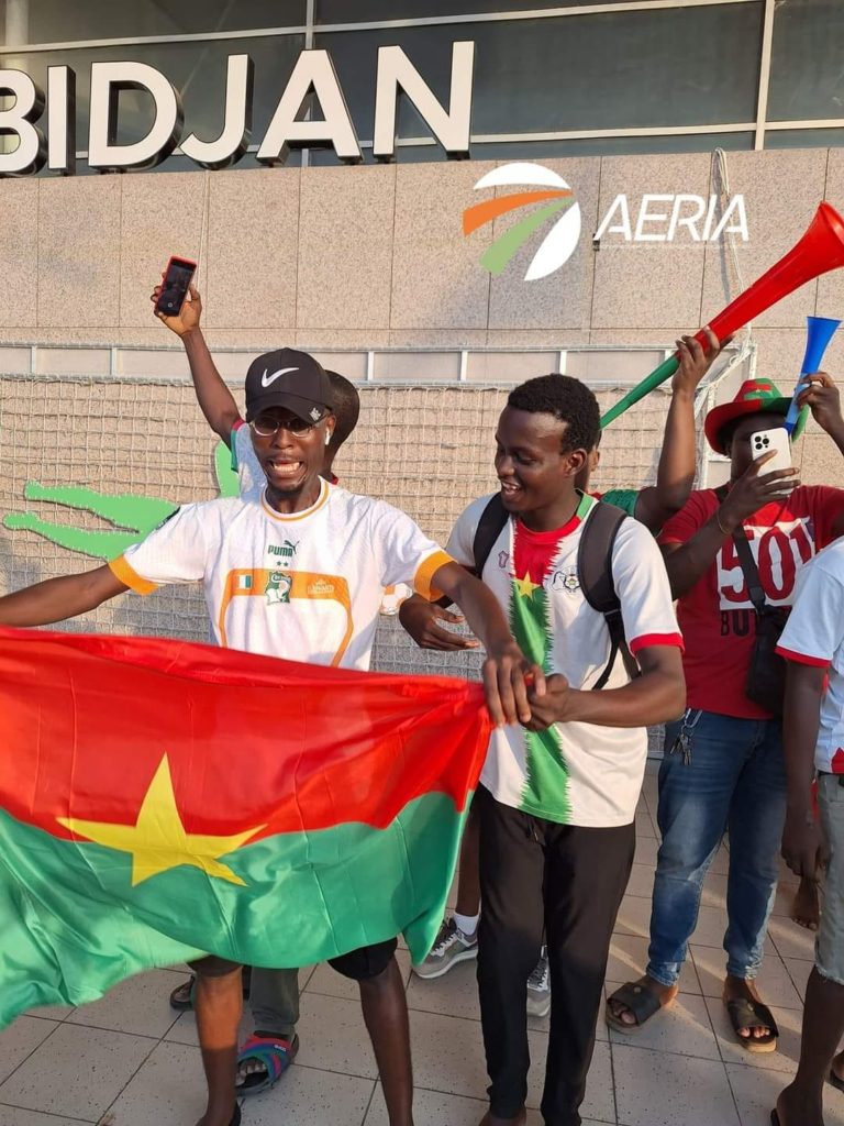 Les Étalons du Burkina Faso reçoivent un accueil chaleureux à Abidjan avant le coup d’envoi de la CAN 2023