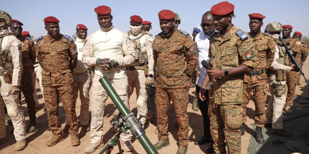Le Capitaine Ibrahim TRAORE renforce les forces armées burkinabè avec un important lot de matériel militaire