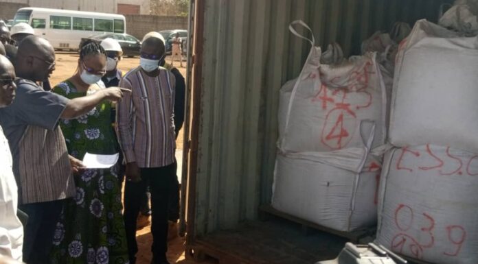 Réception de 17 camions de charbon fin à Ouagadougou par l’État burkinabè