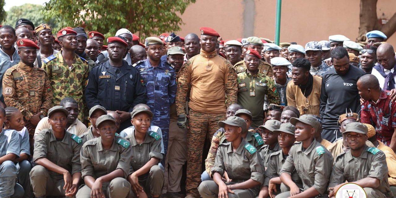 Le Capitaine Ibrahim Traoré rencontre les Forces de défense et de sécurité des Cascades