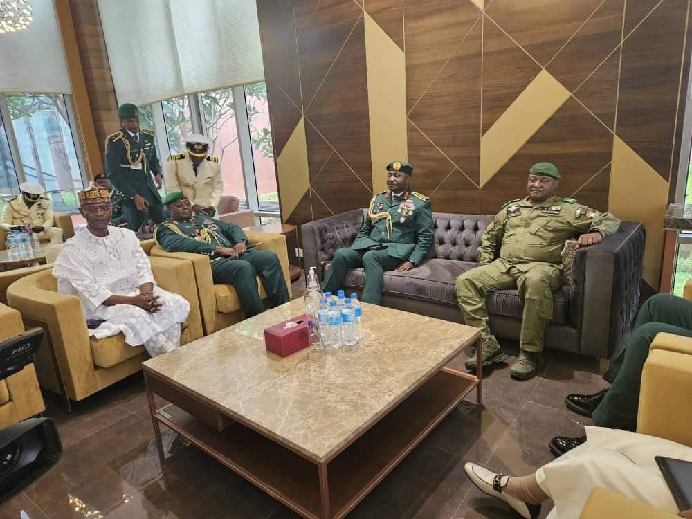 Rencontre Historique à Niamey : Les Chefs d’État-Major du Niger et du Nigeria Évoquent la Paix