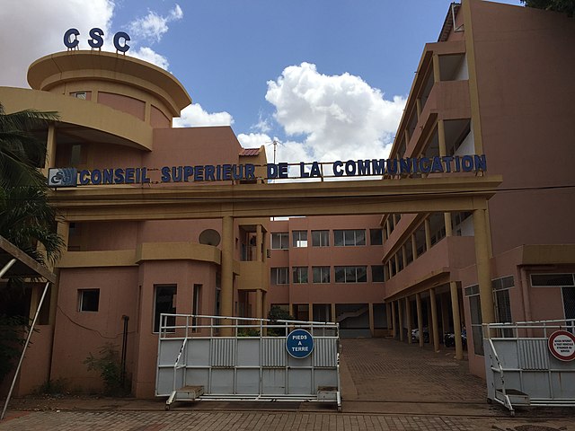 Le CSC suspend les synchronisations des médias nationaux avec ceux de l’étranger pour préserver la stabilité du Burkina Faso