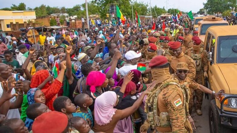 Le capitaine Ibrahim Traoré échange avec les habitants de Manga sur la lutte contre le terrorisme et les perspectives de développement au Burkina Faso.