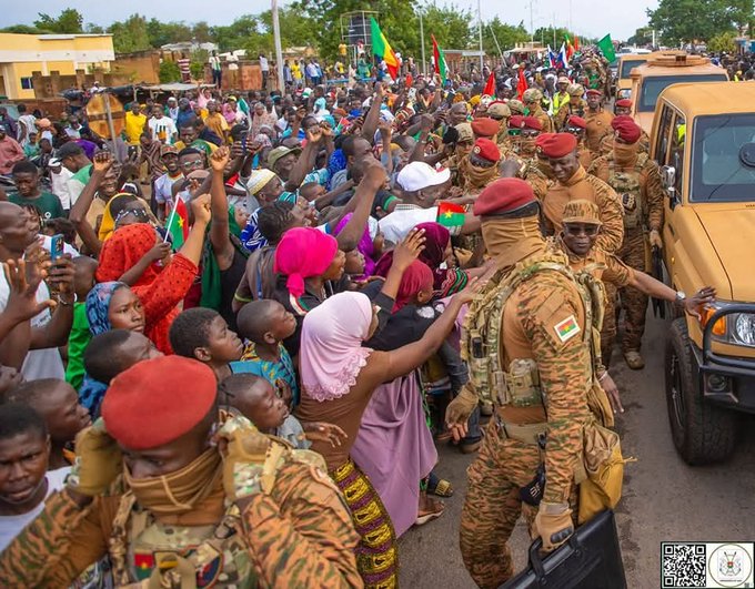 Le capitaine Ibrahim Traoré échange avec les habitants de Manga sur la lutte contre le terrorisme et les perspectives de développement au Burkina Faso.