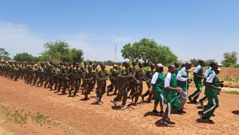 Des Volontaires pour la Défense de la Patrie agricoles (VDP), en plein formation dans des champs, illustrant leur engagement pour l’autosuffisance alimentaire au Burkina Faso.
