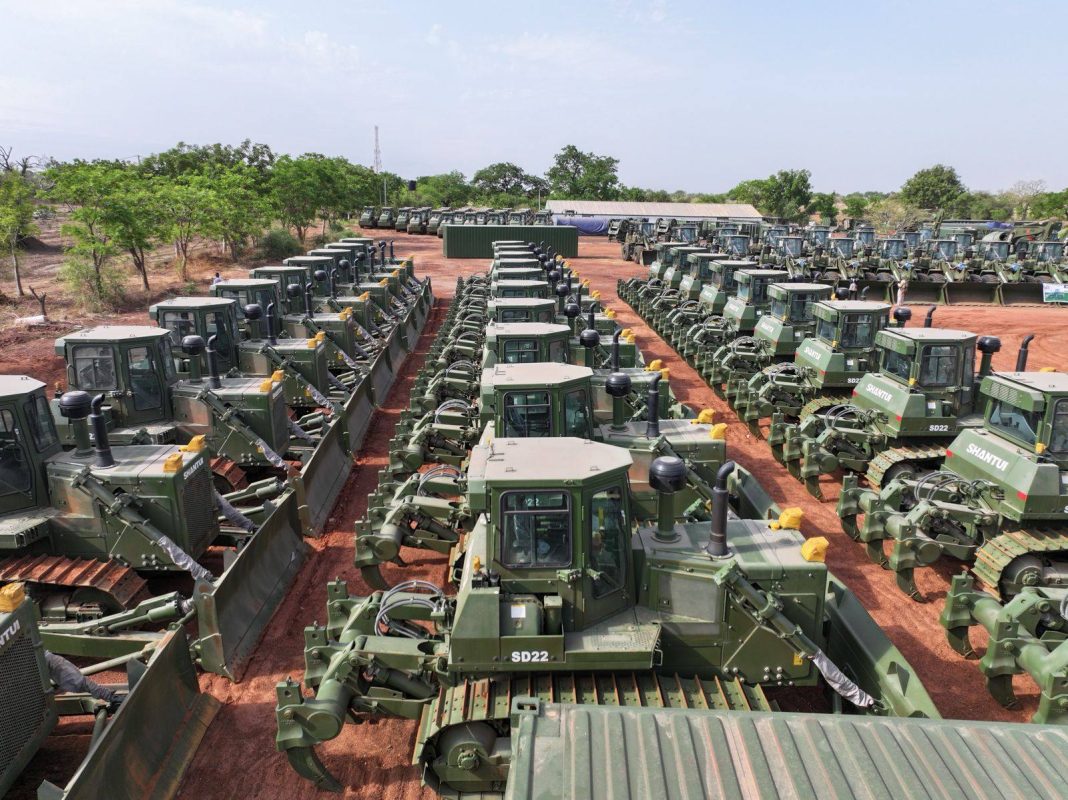 Burkina Faso : Ibrahim Traoré remet 776 engins pour booster les infrastructures