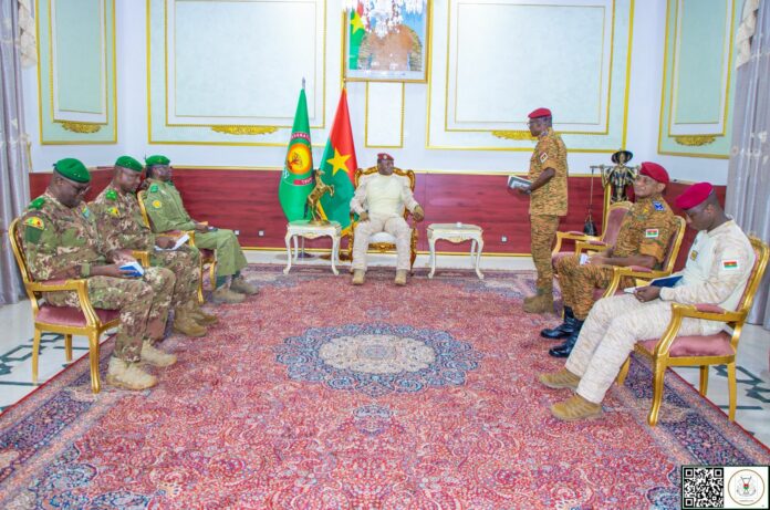 Les ministres de la Défense de l’AES reçus par Ibrahim Traoré pour accélérer le renforcement de la Force unifiée