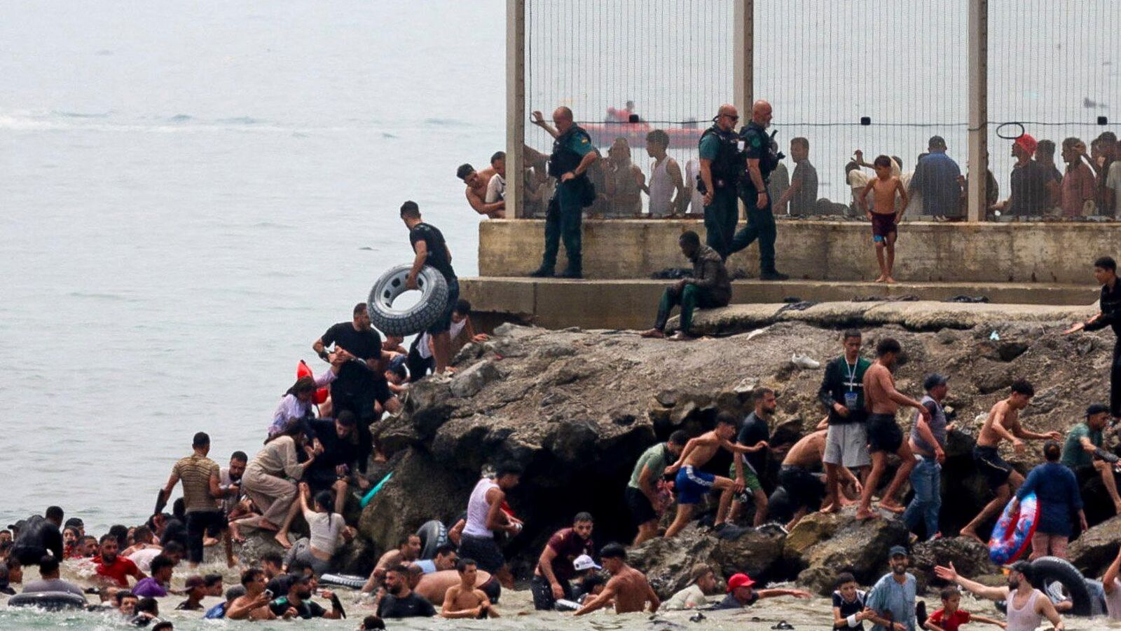 Espagne : près de 50 000 migrants rejoignent Ceuta depuis le Maroc