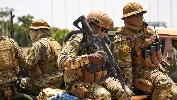 Mali : l’armée repousse une attaque contre un commissariat et frappe plusieurs positions terroristes à Sikasso