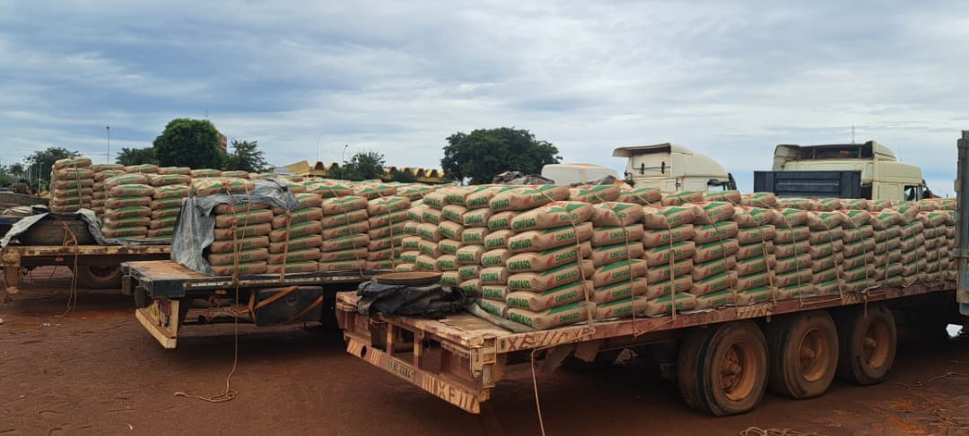 Ganzourgou : les artisans miniers offrent 100 tonnes de ciment, 25 tonnes de riz et 100 tenues militaires à Faso Mêbo